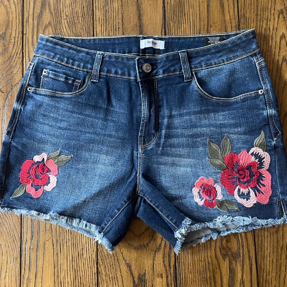 Kensie Pants - Kenzie Jean Shorts. Size 8 Medium Wash with Floral appliqué